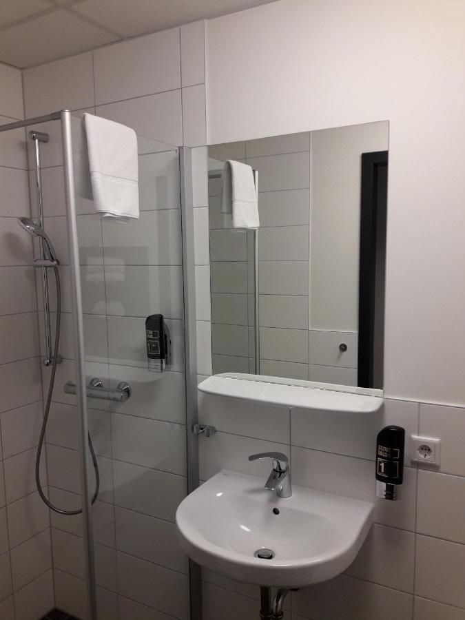 Doppel-/Zweibettzimmer mit Dusche
